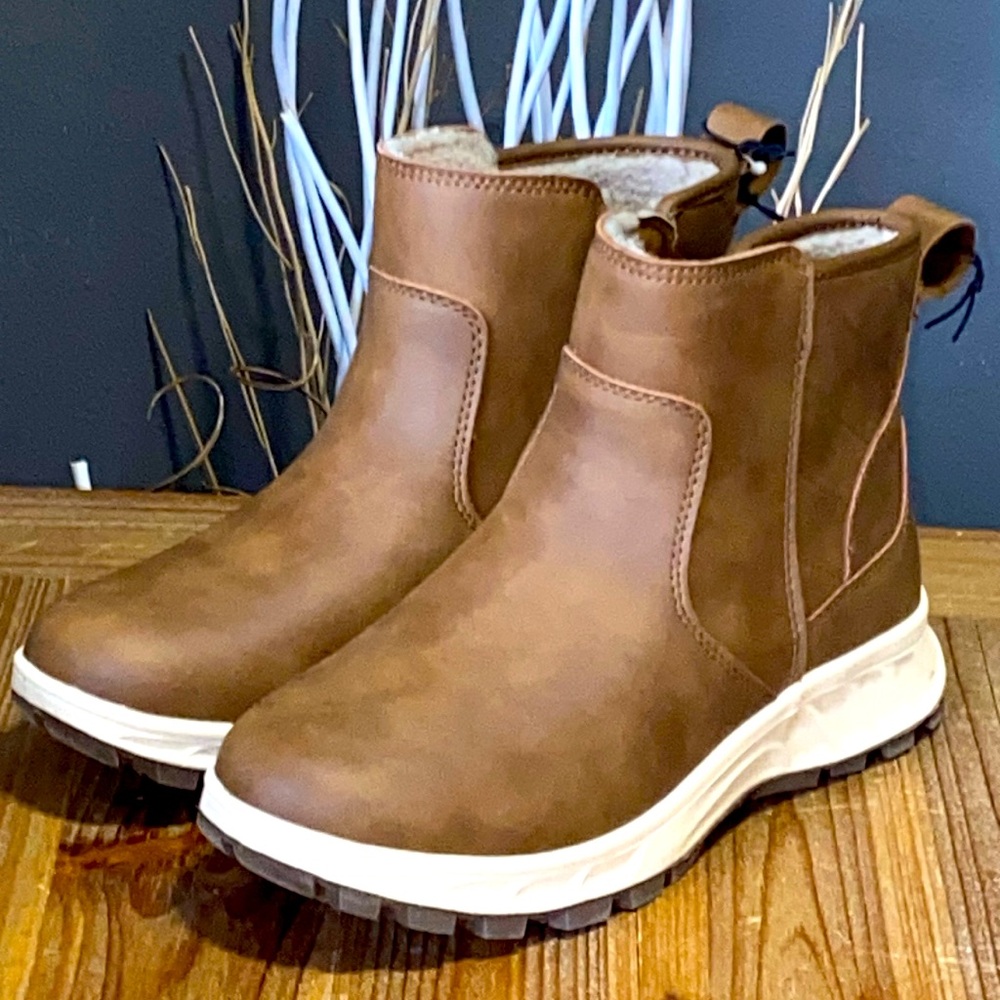 NIB KHOMBU Dusk all weather boots